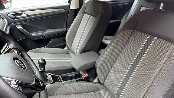 Volkswagen T-Roc 8 of 12