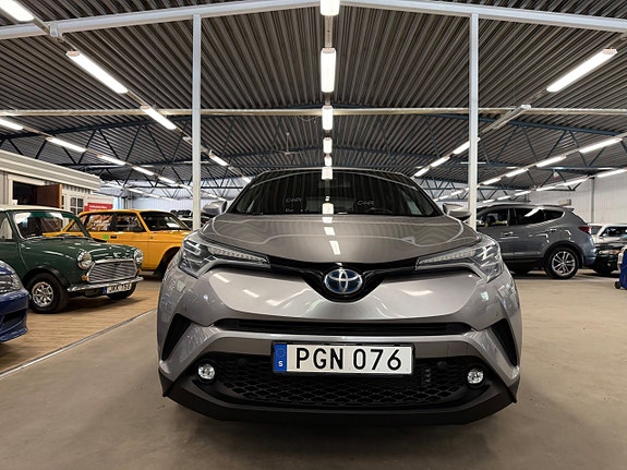 Toyota C-HR 2 of 9