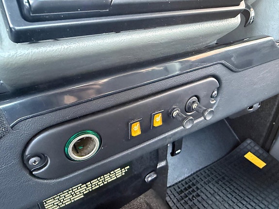 Land Rover Defender 90 16 of 23
