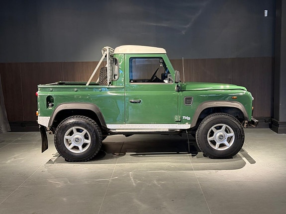 Land Rover Defender 90 6 of 23