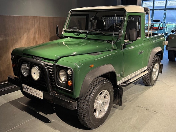 Land Rover Defender 90 2 of 23