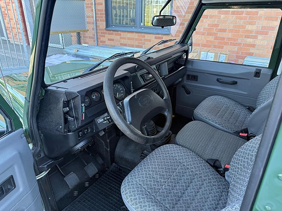 Land Rover Defender 90 10 of 23