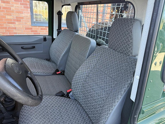 Land Rover Defender 90 13 of 23