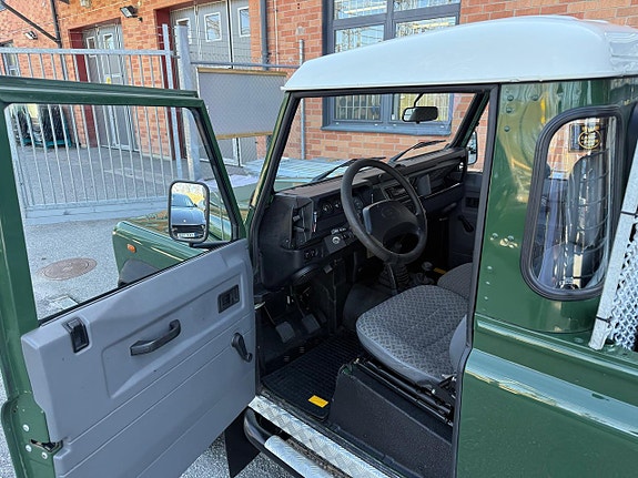 Land Rover Defender 90 19 of 23