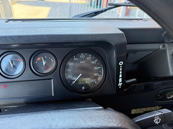 Land Rover Defender 90 14 of 23
