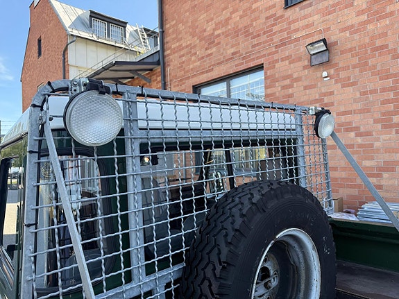 Land Rover Defender 90 18 of 23
