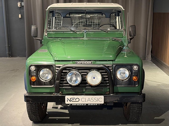 Land Rover Defender 90 8 of 23