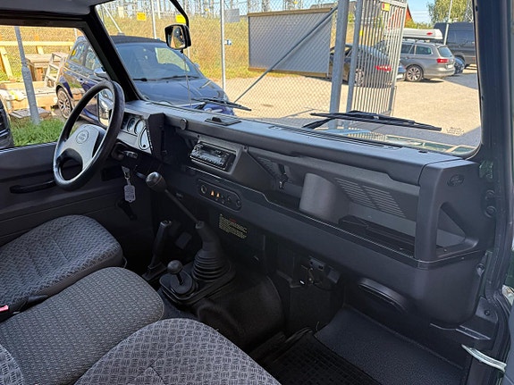 Land Rover Defender 90 12 of 23