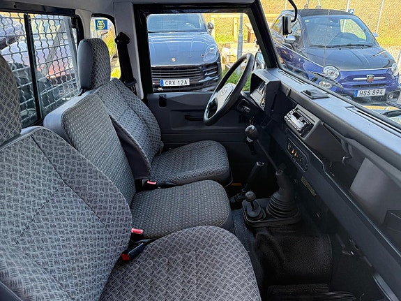 Land Rover Defender 90 11 of 23