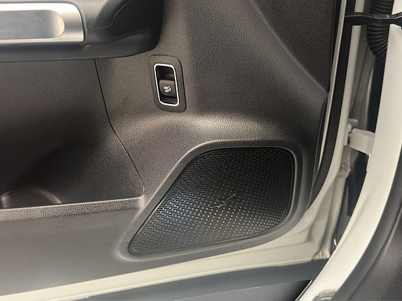 Mercedes-Benz EQB300 17 of 30