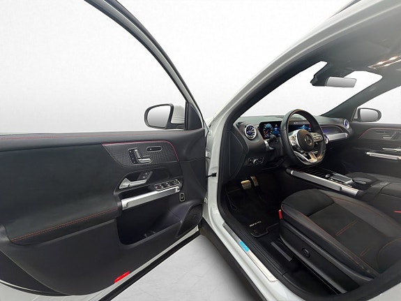 Mercedes-Benz EQB300 11 of 30
