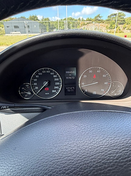 Mercedes-Benz C200 9 of 11