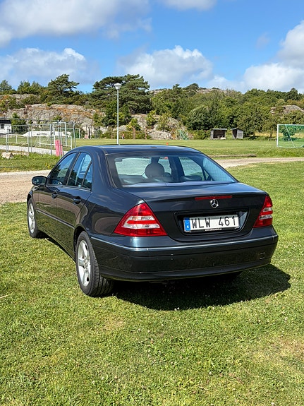 Mercedes-Benz C200 4 of 11
