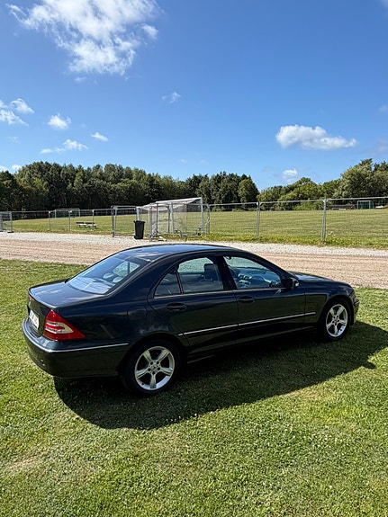 Mercedes-Benz C200 3 of 11