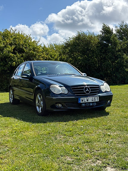 Mercedes-Benz C200 2 of 11