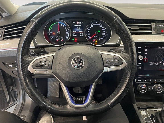 Volkswagen Passat 14 of 26