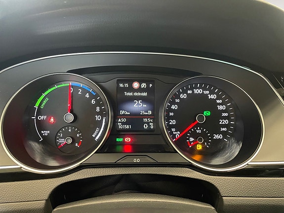 Volkswagen Passat 13 of 26