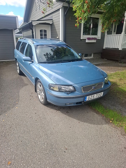 Volvo V70 2 of 10