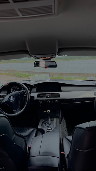 BMW 525i 4 of 5