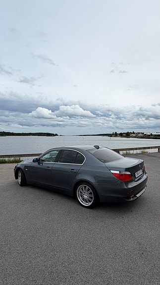 BMW 525i 3 of 5