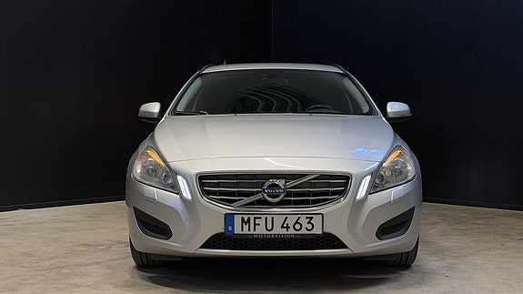 Volvo V60 2 of 22