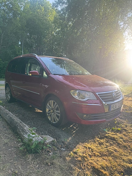 Volkswagen Touran 2 of 6