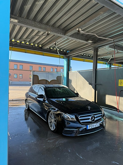 Mercedes-Benz E220 4 of 5
