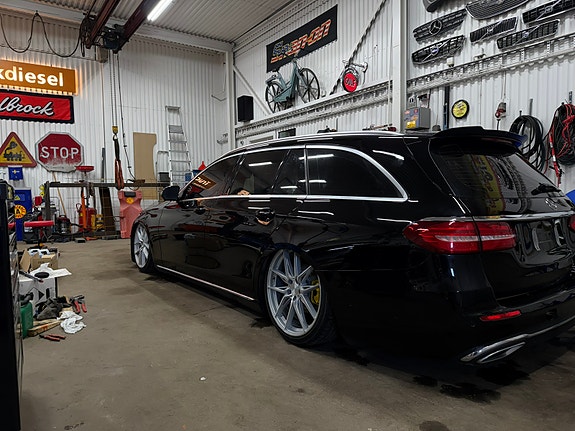 Mercedes-Benz E220 2 of 5