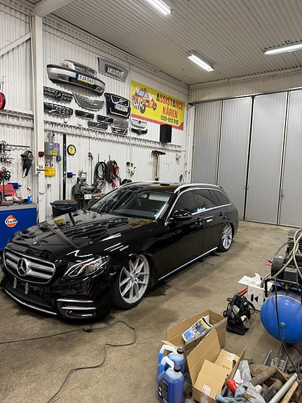 Mercedes-Benz E220 3 of 5