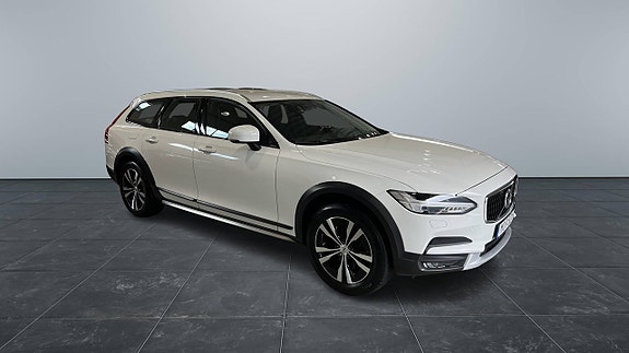 Volvo V90 Cross Country 2 of 11