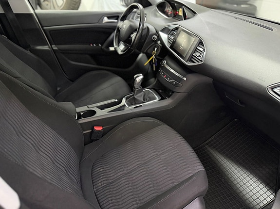 Peugeot 308 SW 17 of 20
