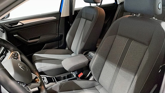 Volkswagen T-Roc 8 of 12