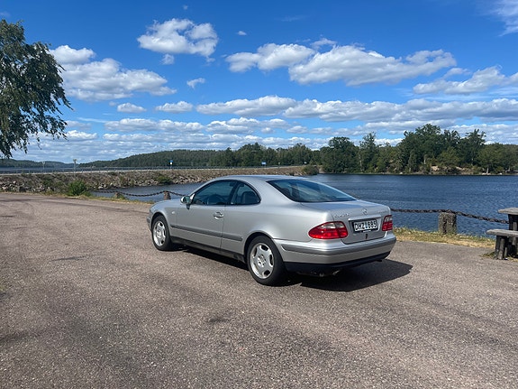 Mercedes-Benz CLK230 2 of 7