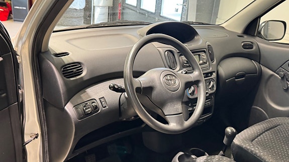 Toyota Yaris Verso 8 of 16