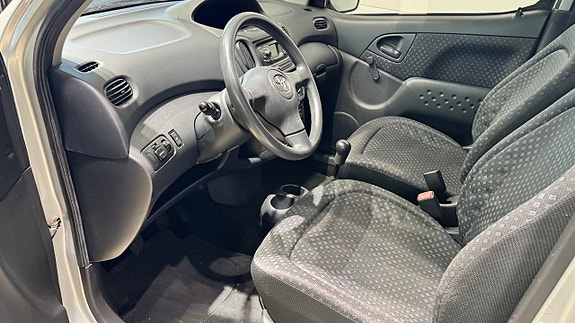 Toyota Yaris Verso 7 of 16