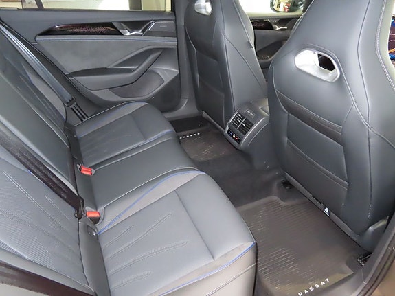 Volkswagen Passat 11 of 25