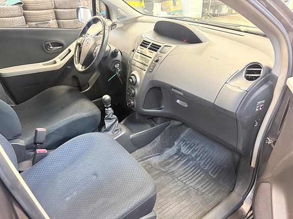 Toyota Yaris 5 of 8