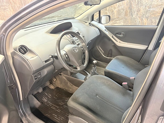 Toyota Yaris 6 of 8
