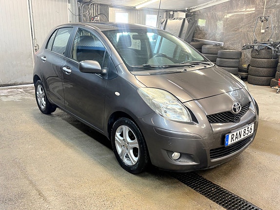 Toyota Yaris 3 of 8