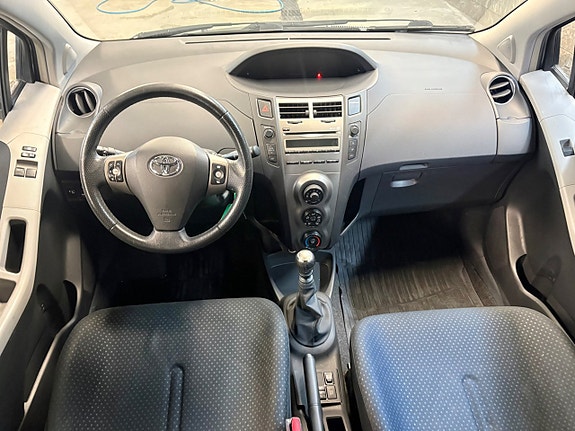 Toyota Yaris 4 of 8