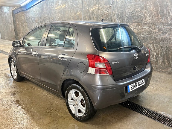 Toyota Yaris 2 of 8