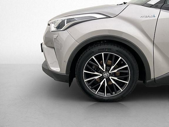 Toyota C-HR 25 of 28