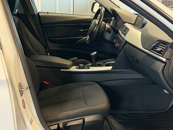 BMW 320i 9 of 13