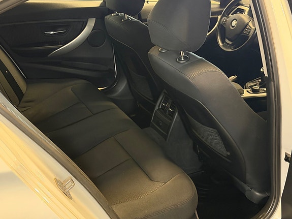 BMW 320i 10 of 13