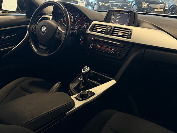 BMW 320i 8 of 13