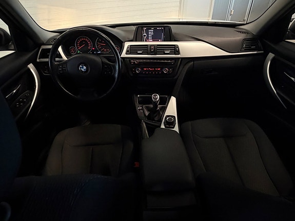 BMW 320i 7 of 13