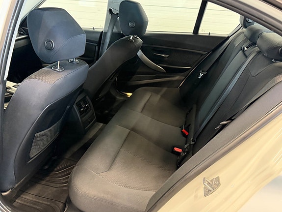 BMW 320i 12 of 13