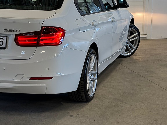 BMW 320i 6 of 13