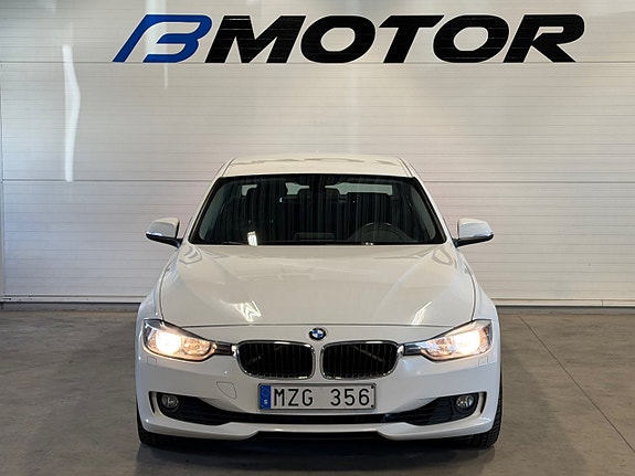 BMW 320i 2 of 13