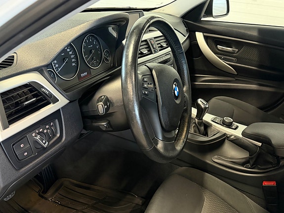 BMW 320i 11 of 13